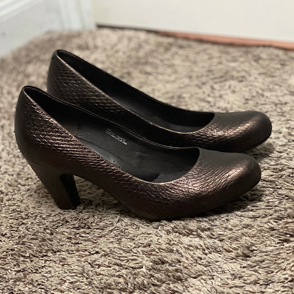 Born Sabrina Heel Size 8 in Tobacco Embossed